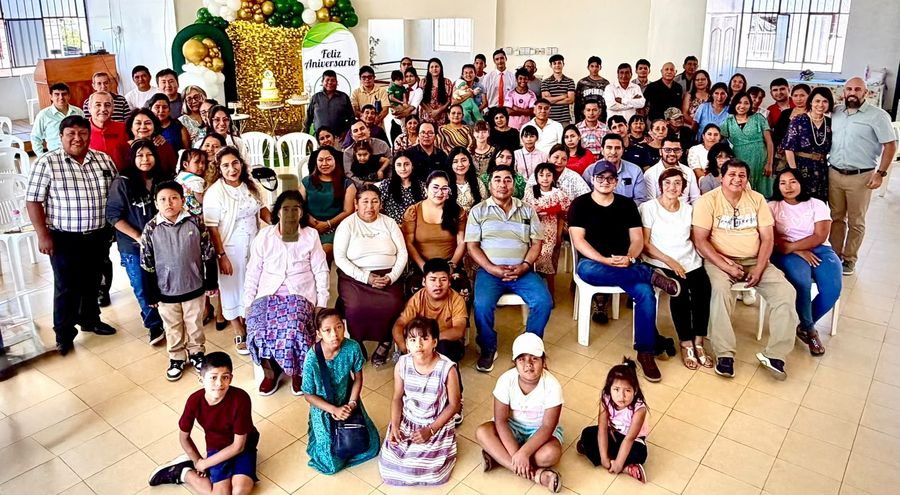La congregación de la Iglesia Bautista Gracia reunida para una foto de grupo en el templo